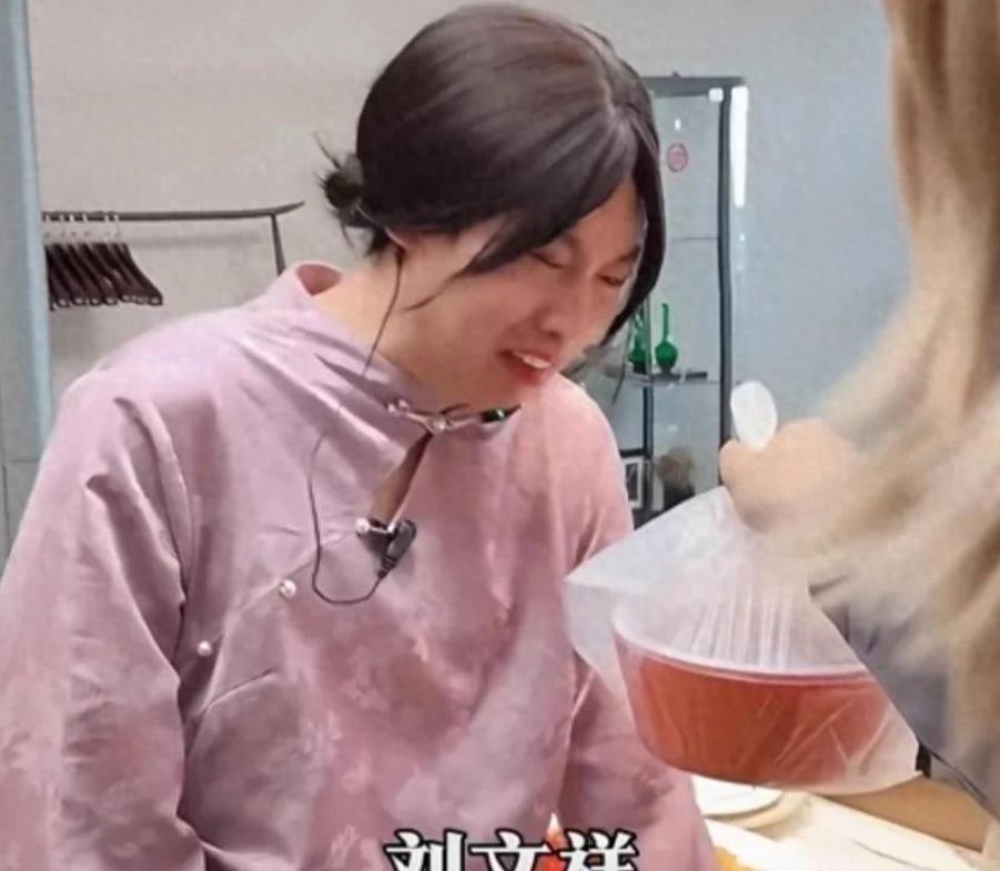 315曝光刚过，网红带货的遮羞布被彻底扯下。大熊信誓旦旦保真的茅台，实则是高价