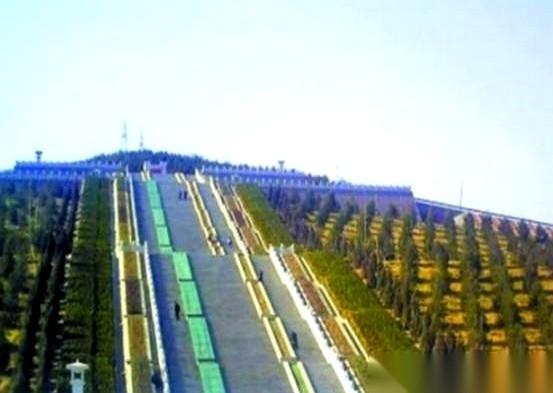 2011年，山西交城的一处陵墓刚竣工，就在网上引发了轩然大波。当时到处都在传：这