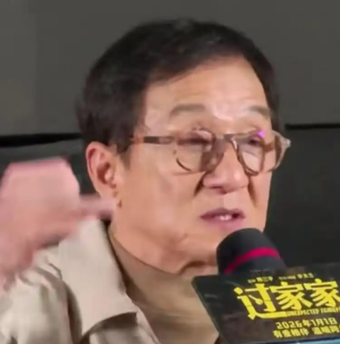 成龙拍了那么多电影他从没在电影里死过，因为越有钱的人越迷信。成龙自曝说当年因