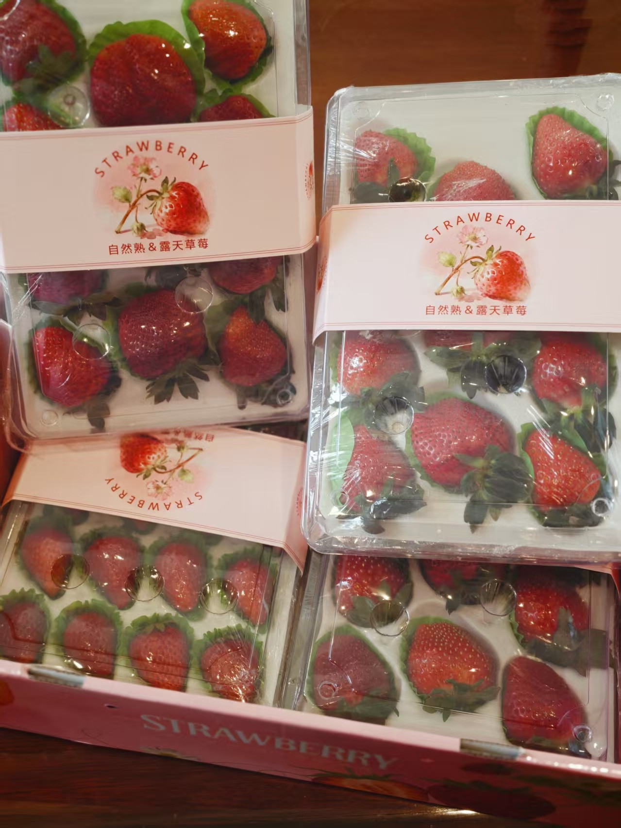 志斌媳妇给寄的草莓和蓝莓，巨好吃。草莓的个头还不一样，一看就是天然的