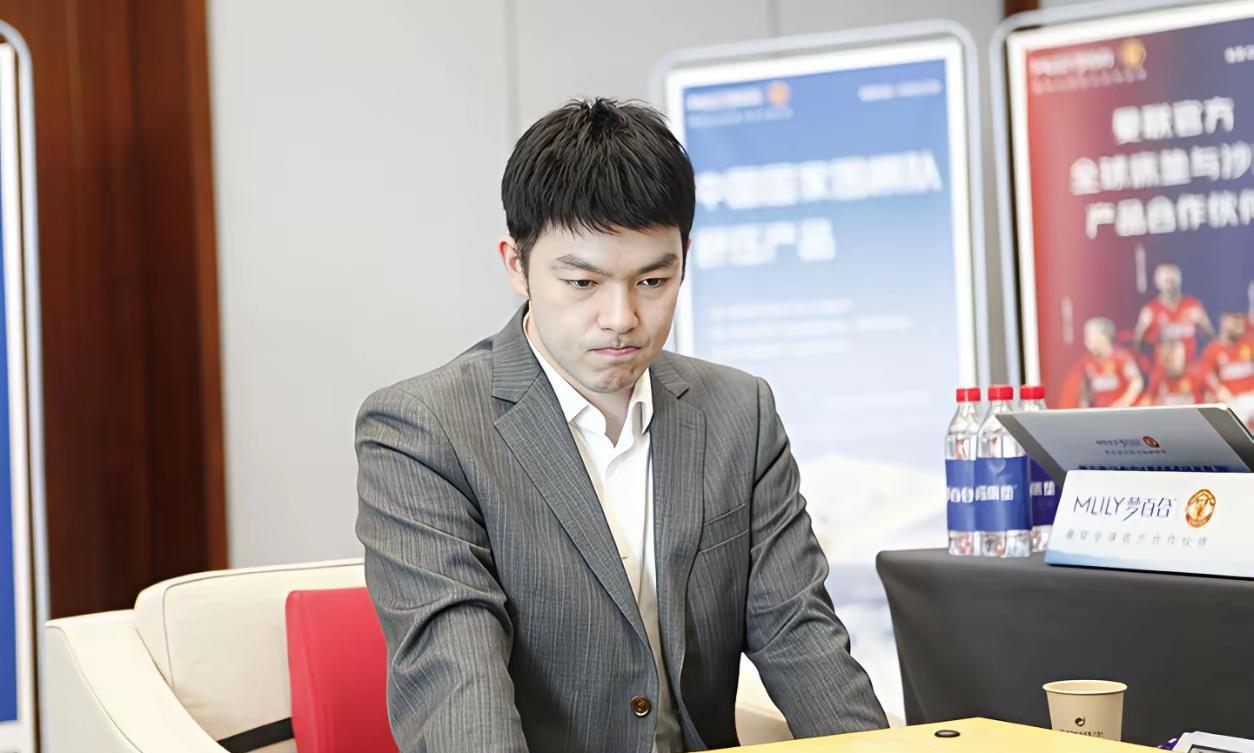 这一次大棋士战李轩豪战胜屠晓宇。这证明了轩工智能的竞技状态还是在线的，虽然这两年