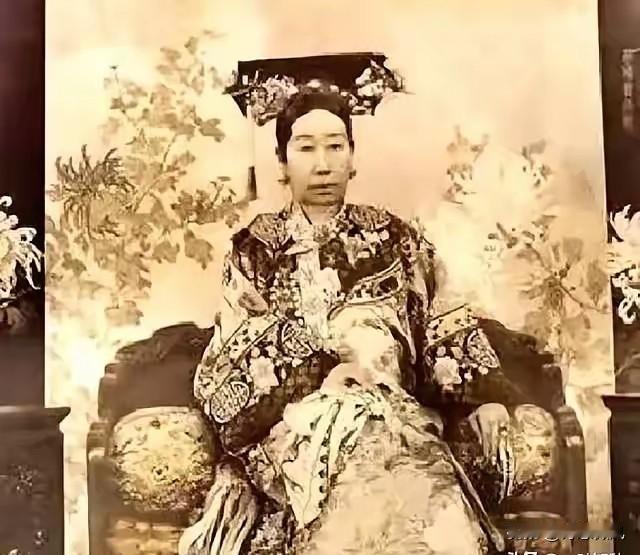 慈禧太后有个亲弟弟，名叫桂祥，他经常把慈禧的赏赐拿去当铺，换成现金去抽大烟！慈禧