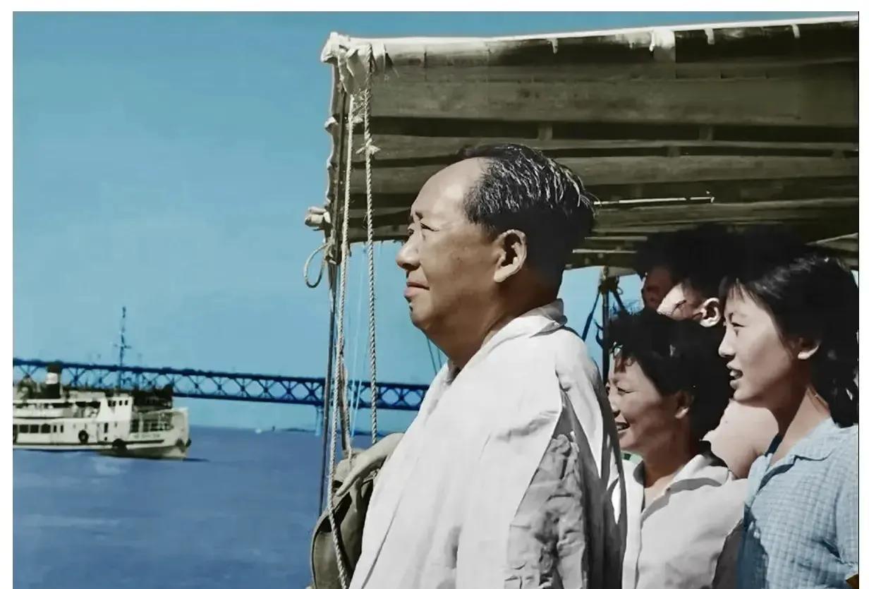 1966年7月16号，毛主席在船上观看横渡长江的游泳健儿，边上的人好像是吴旭君。