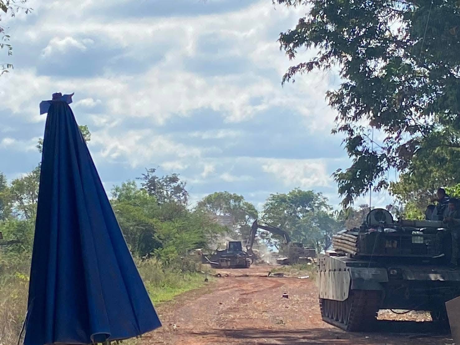 泰国陆军占领柬埔寨控制的鞍马隘口后出动推土机清理了柬埔寨建造的纪念碑和建筑物，有