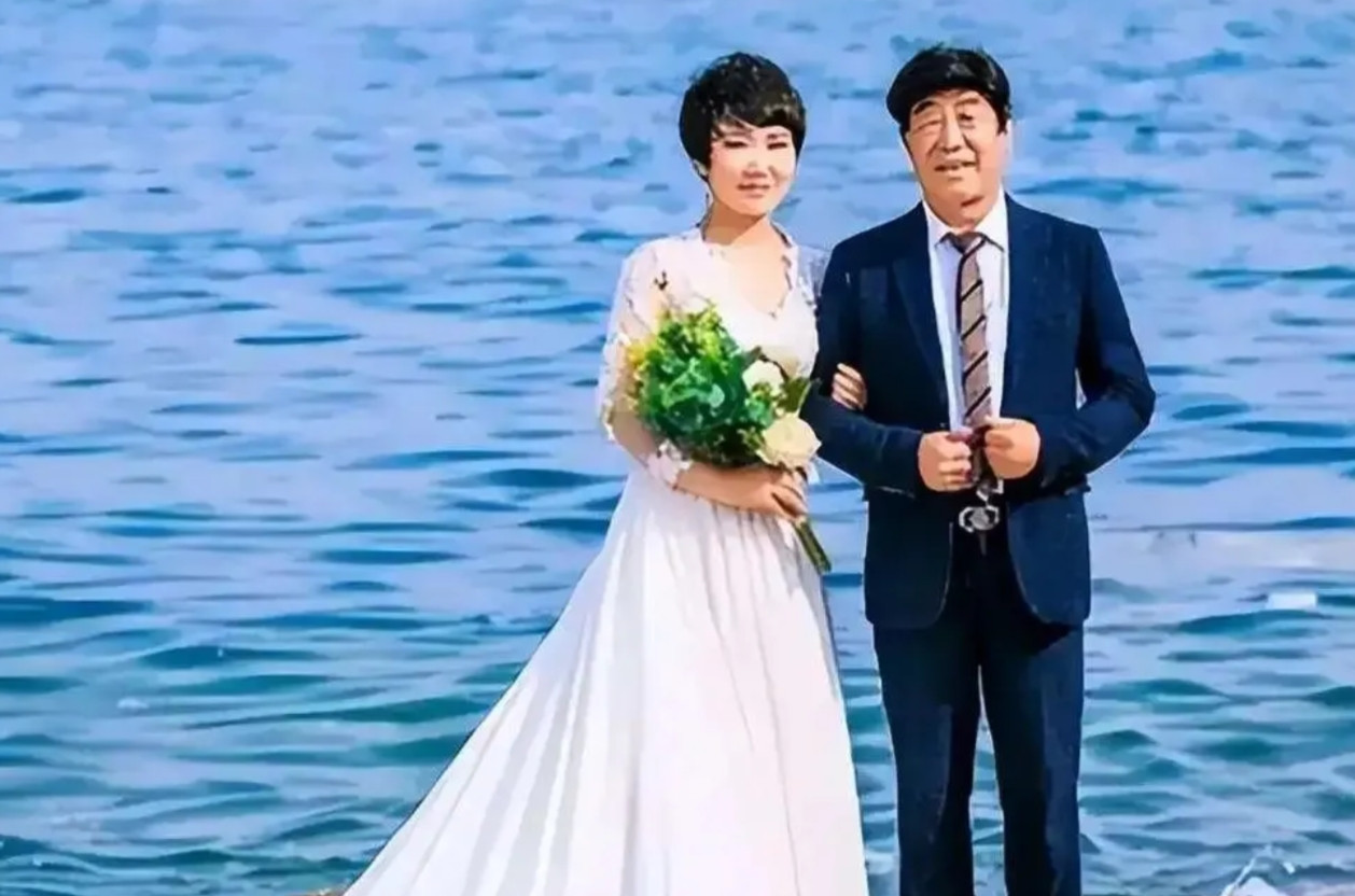 山东24岁女子不顾父母反对，执意嫁给比自己大50岁的老中医，婚后想尽办法生下一个