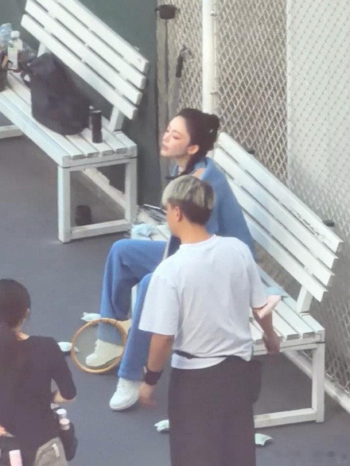 #上着班看到娜扎在楼下拍照#娜扎被偶遇啦！是谁隔着屏幕都非常的羡慕这位网友呢，感觉有这样的偶遇来说，