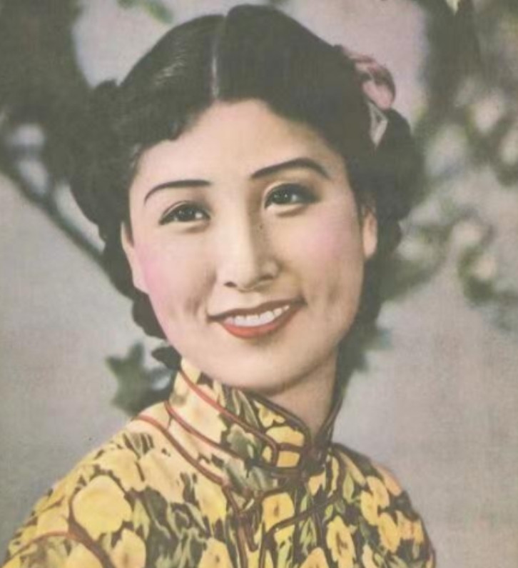 1939年，大汉奸丁默邨要去赴宴，中途情妇撒娇要买皮大衣。在店门口他看到两个男人