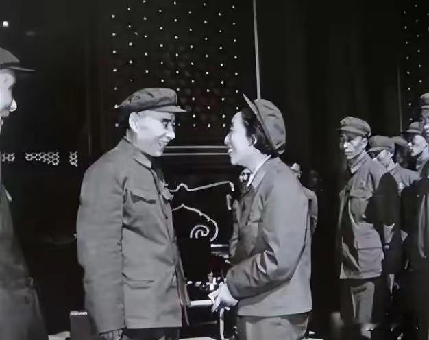 上个世纪60年代一对夫妻，也是战友，在天安门城楼上，两人相视一笑，被记者抓拍到这