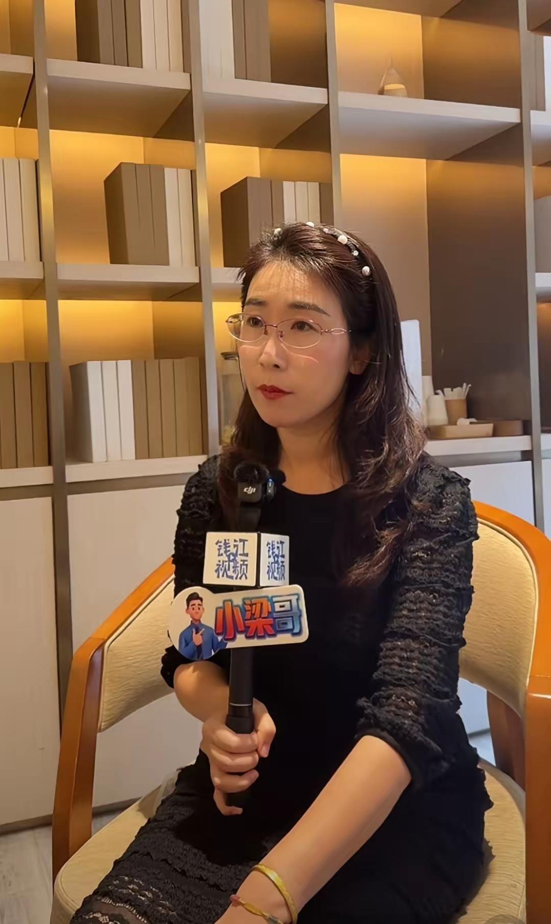 8月8日朱女士打扮漂亮迎来了自己一个人过的第20年结婚纪念日。看着这样漂亮的朱女