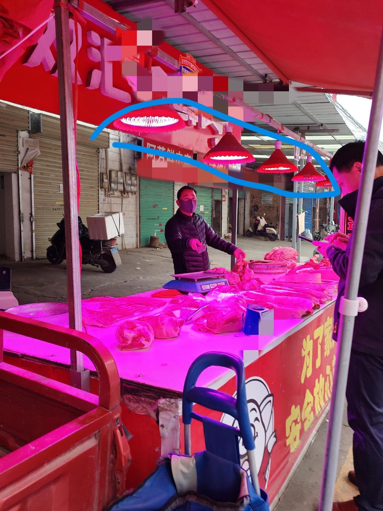 生鲜灯依旧12月23日，今天我在西安的一处城乡结合部，发现这里的商贩胆儿肥，肉