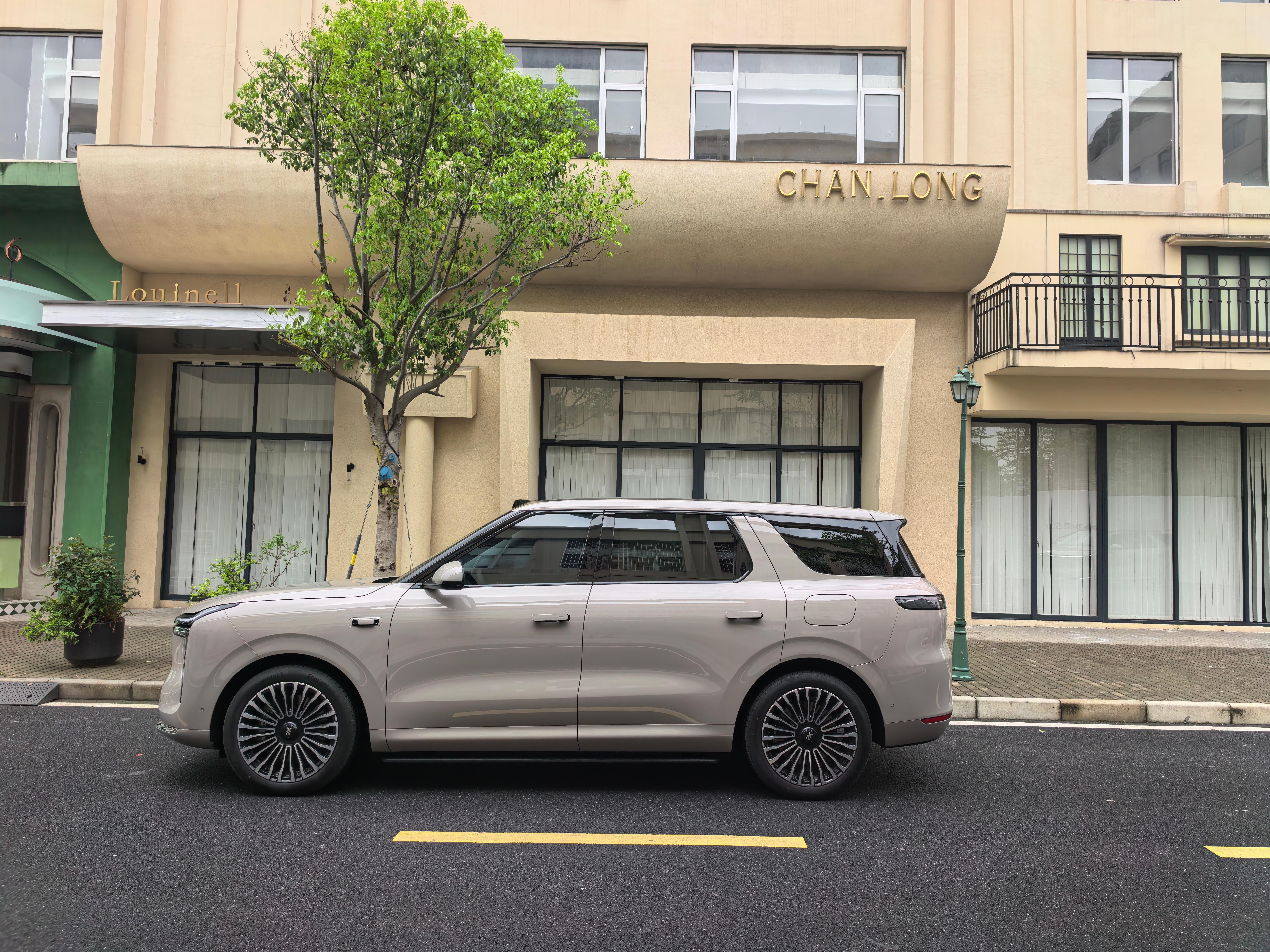 朋友，就这么说吧我说我是车型代言人应该没有人不信吧艹太帅了智己LS8杭州