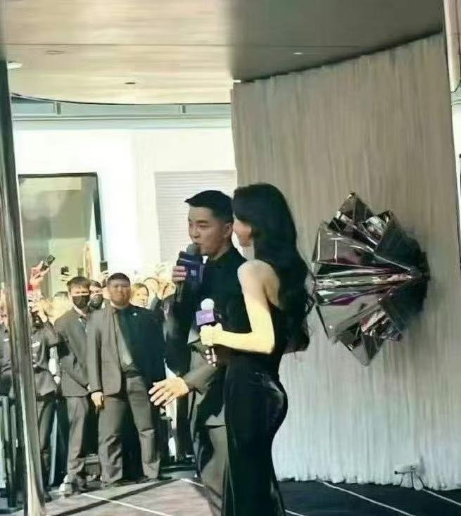 于文文身材也太翘了吧