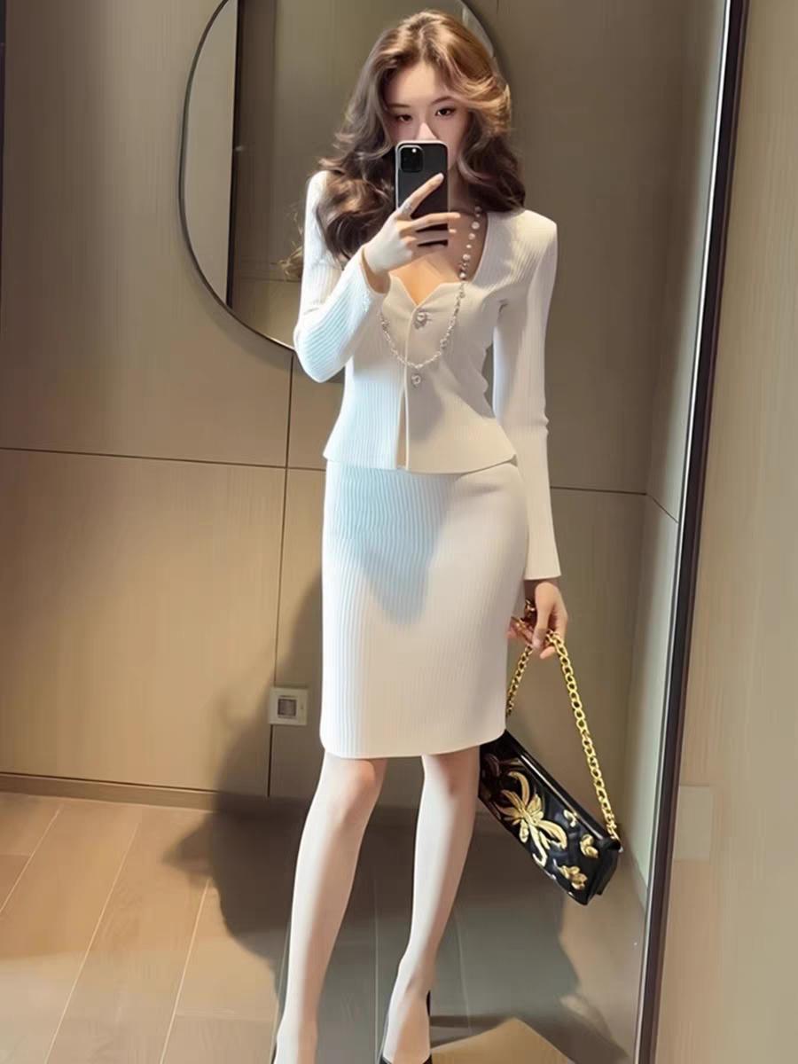 法式清新风针织裙。这身打扮去约会，会受对方青睐吗！针织气质裙