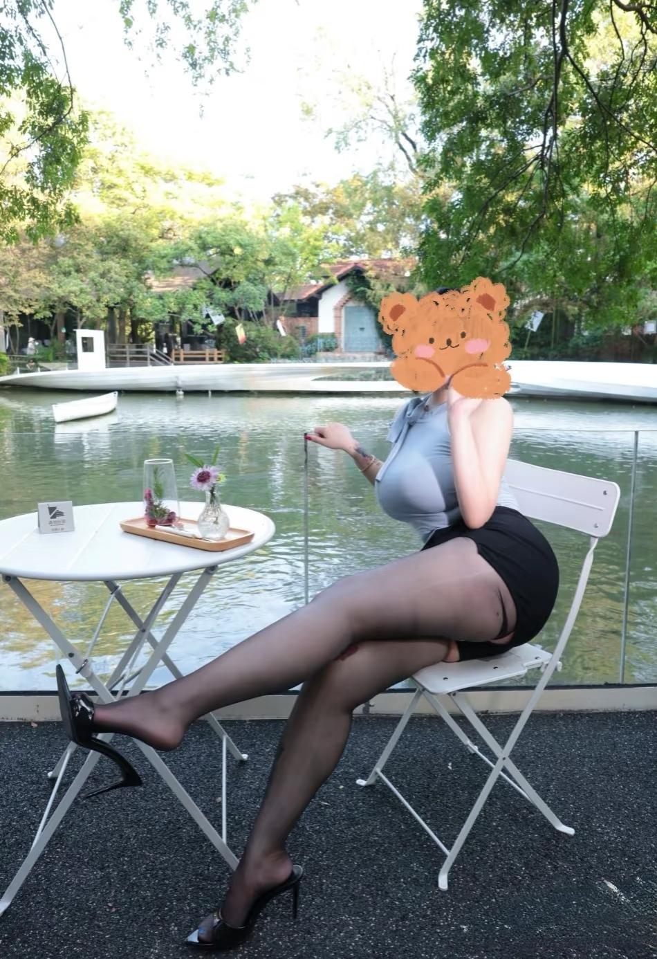 把脚往高跟鞋里一塞，黑丝顺着腿弯绷出好看的弧度。湖边的风卷着树叶沙沙响，我把自己