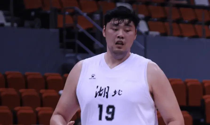 代表湖北男篮参加全运会的赵义明发福严重！赵义明的父亲赵仁斌是前中国男篮队员，