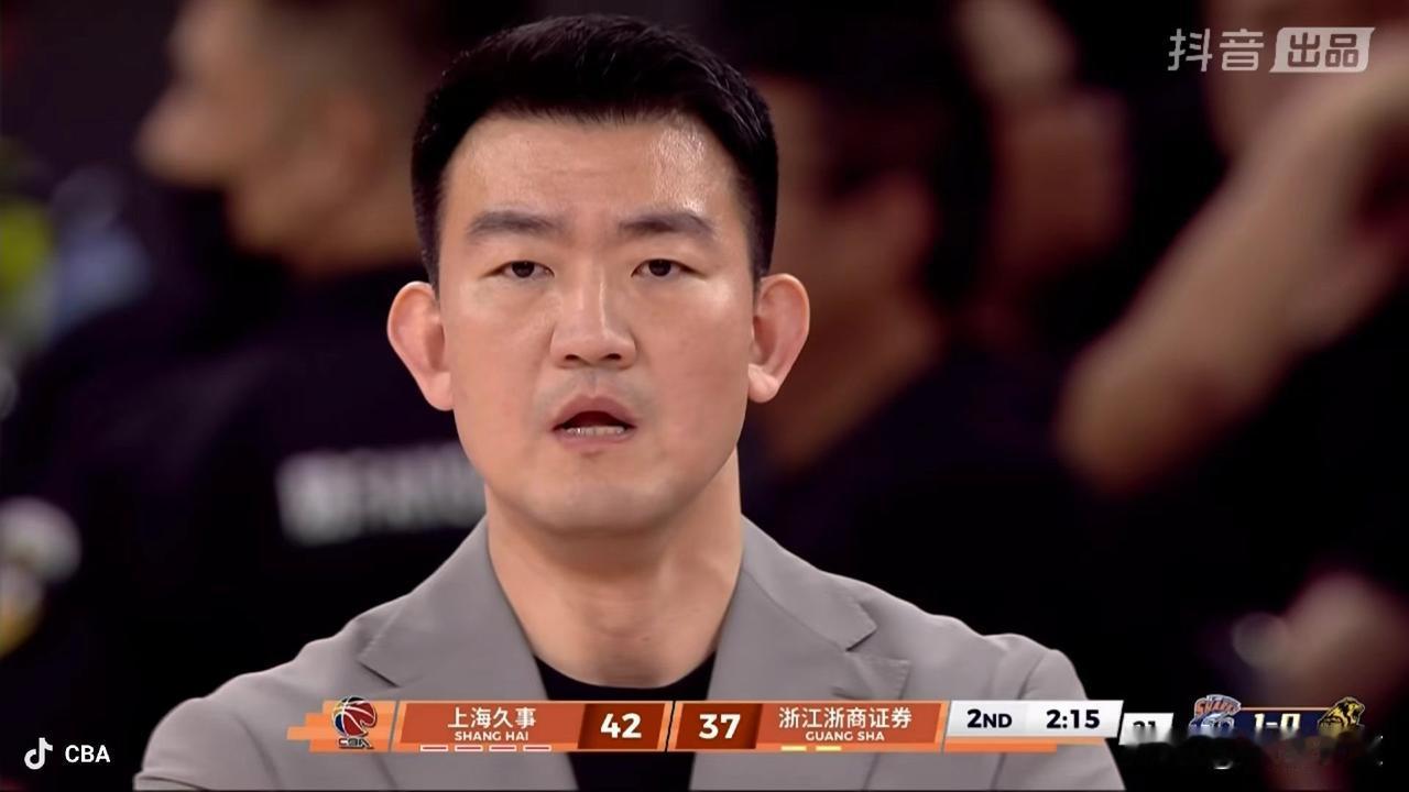王博指导自废武功，明明自己有外援优势，却偏偏弃用，长时间让布朗单打独斗。上海缺少