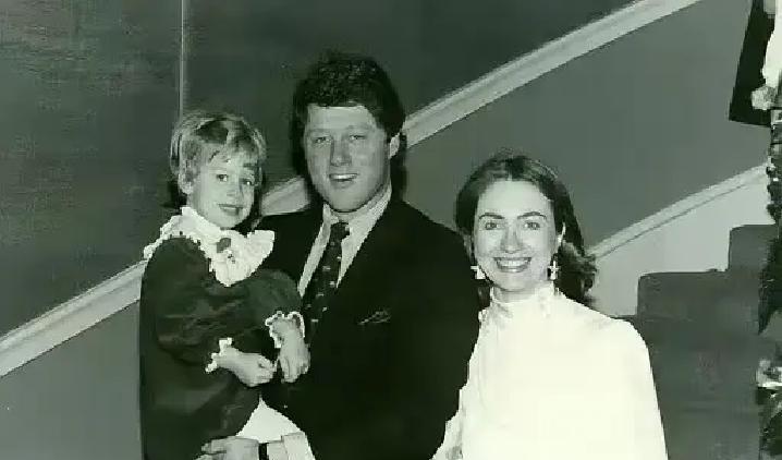 79岁的希拉里，终于不“装”了。联合国最新亮相，她扔掉了标志性的权力套装和烈焰