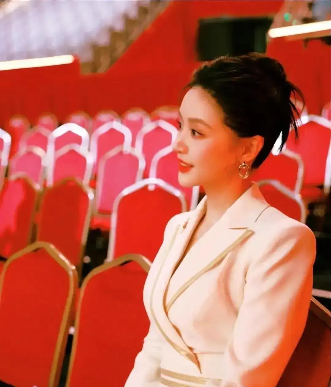 央视正在重新培训主持人：闭嘴。金声奖颁奖礼上，85岁陈老爷子刚开口，龙洋三次打