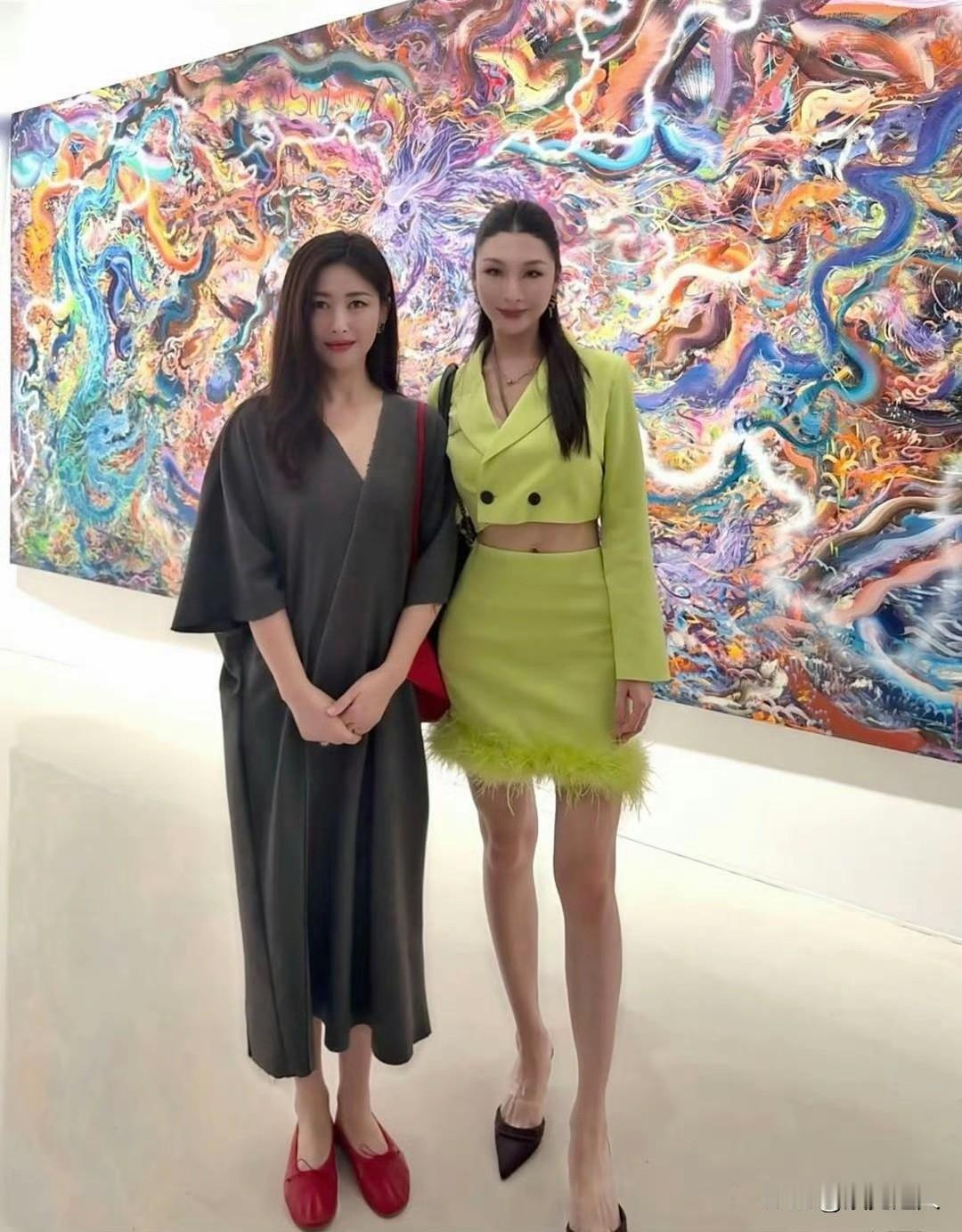 40岁朱珠去看画展，这一身穿搭直接把“贵气”焊在身上了！LV的外套搭爱马仕的