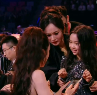 杨幂这嫌弃的小表情也太搞笑了，董璇像是那种直男拍照手法哈哈