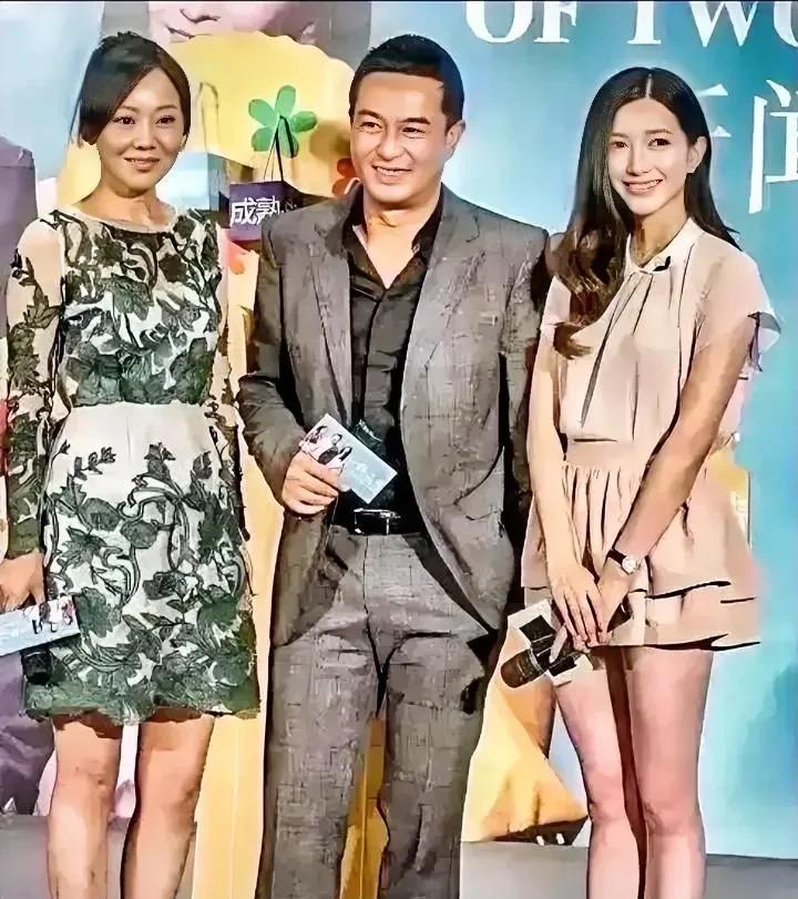 中间的是张嘉译，左边的是闫妮，右边这位美女是谁？长相甜美精致，而且身材高挑，皮肤