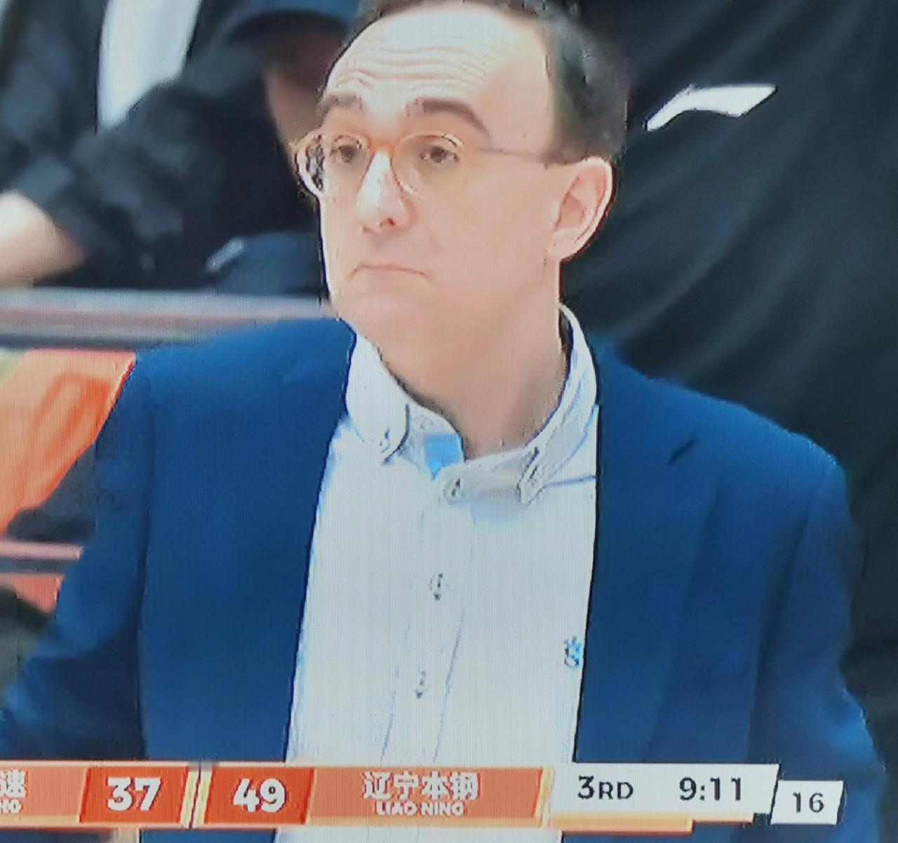 昨晚杨鸣和郭艾伦在解说中都提到了这样一点：辽宁队在对山东队的比赛中演练了一些对付