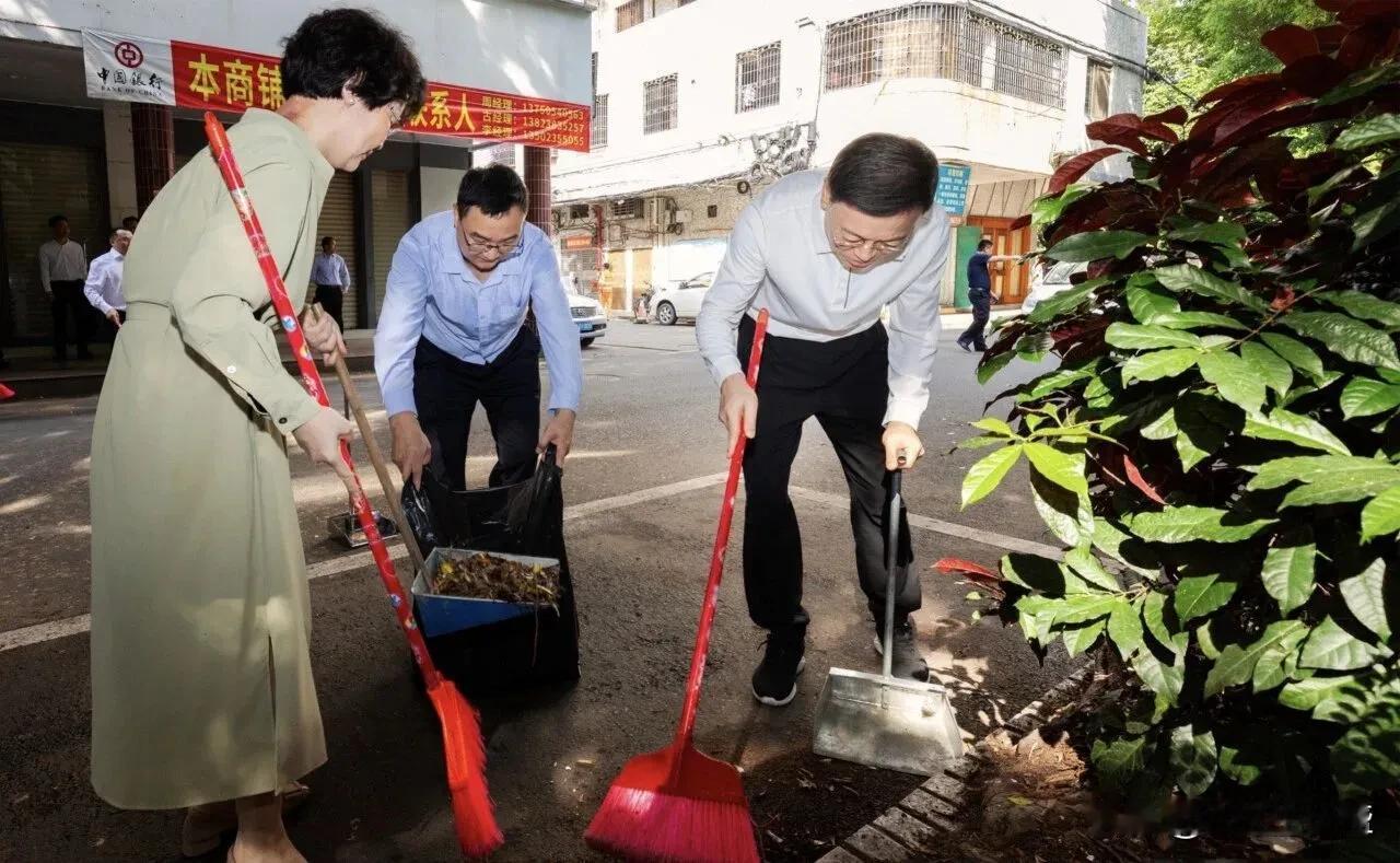 不仅县委书记，市委书记（副省长）都亲力亲为搞清洁卫生大扫除。某些偏僻之地、背街小