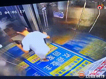 一处小区内，一名男子去乘坐电梯时，突然有一条没有拴绳的小狗跟着他走进电梯，而主人