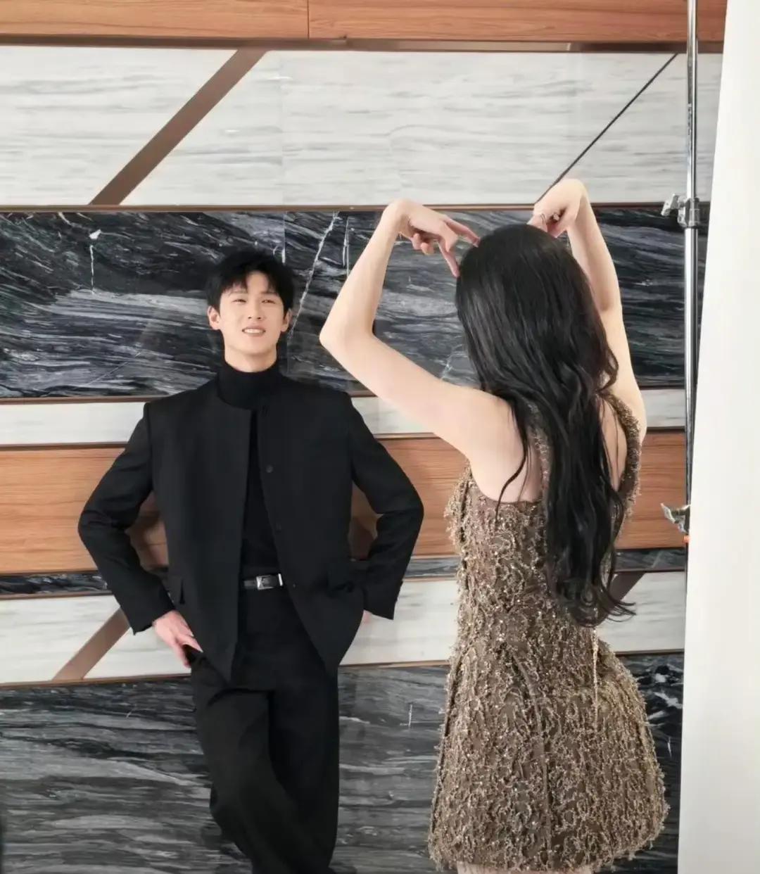 全网等一个官宣，他们却连“朋友”都不认。博主爆料“感情很好”，粉丝扒遍全网