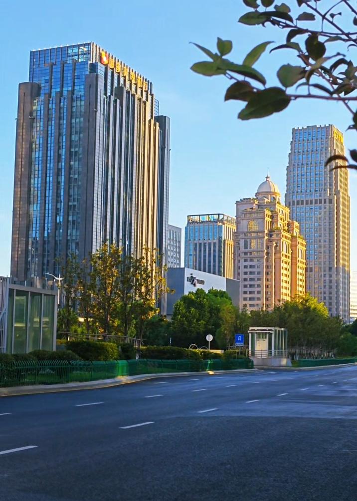 江西省会南昌市中心的城建景观，确实令我耳目一新。论经济实力，南昌属于二线城市。在