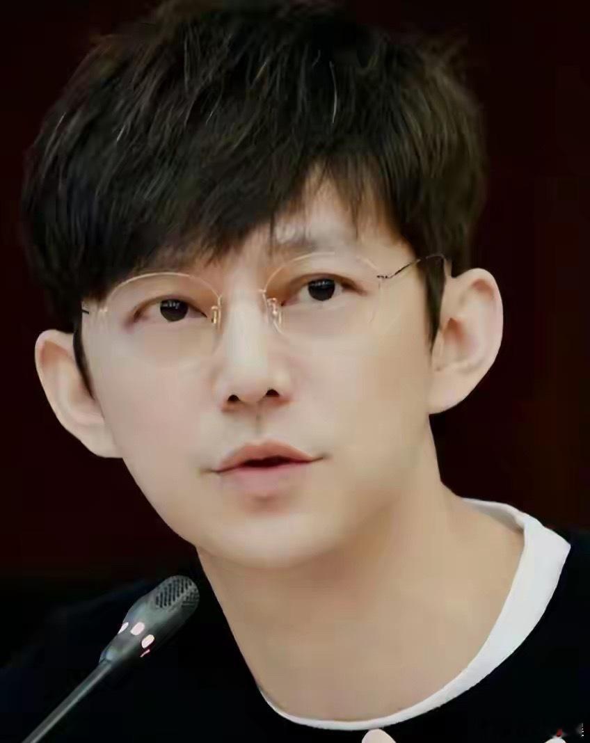 1.何炅身边的朋友都在do脸，好几个朋友都劝他一起去做点抗皱提拉项目，他自己对自