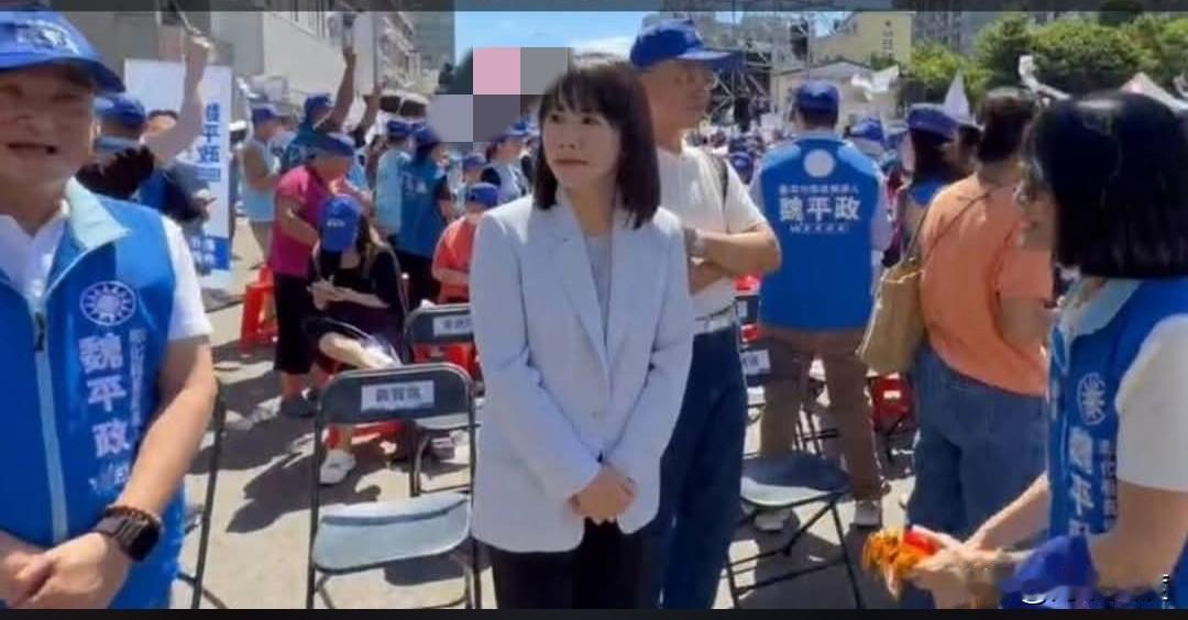 魏平政竞总成立当天，谢衣凤悄悄的来了。一张照片凸显了谢衣凤内心的纠葛，也展现了谢