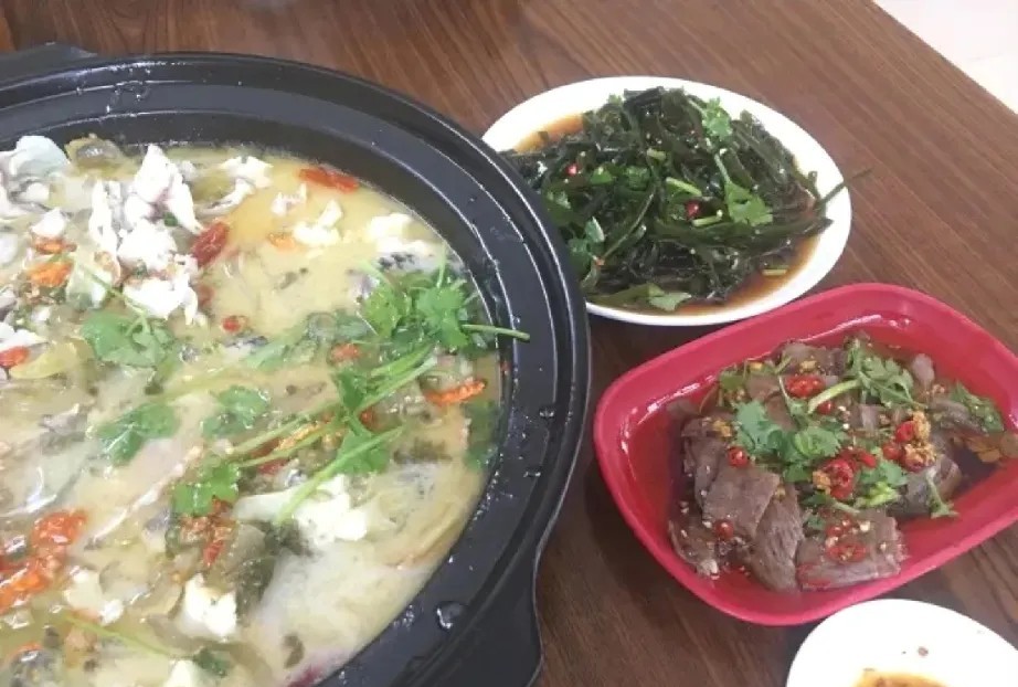 昨天中午，儿子发工资了，发了六千块钱，非要请一家去外面吃个饭。去了几家饭店，要的