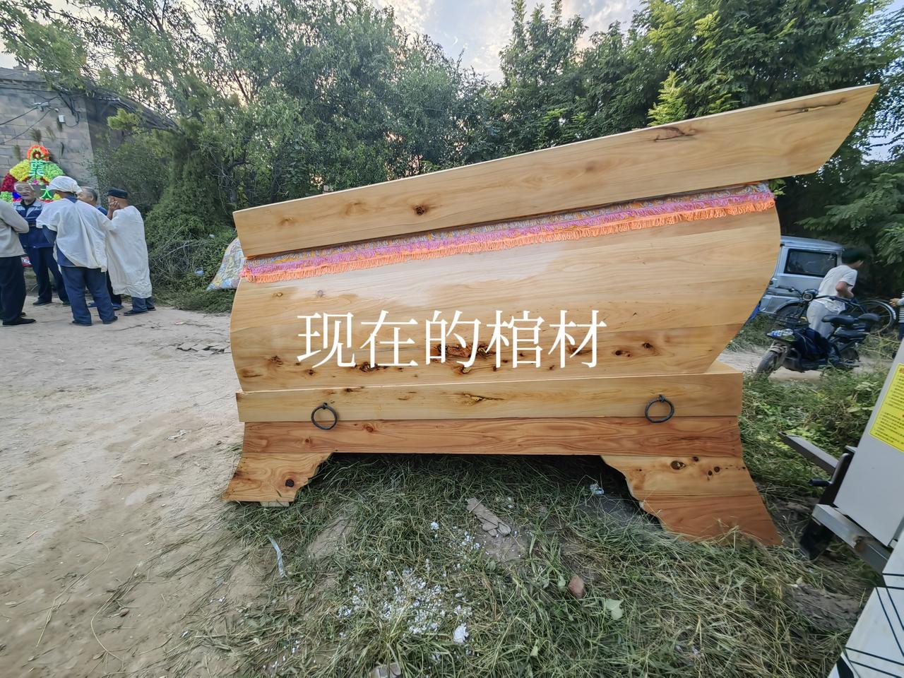 以前的农村老人，如果有条件的话，都会把自己的后事准备好了。我的父母在60多岁的