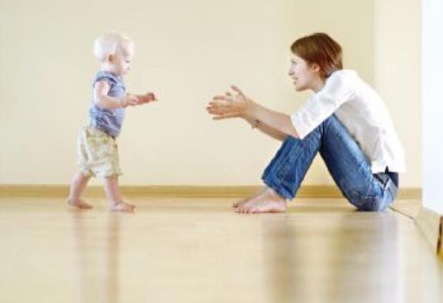 孩子明明会走路, 为什么还要求大人抱? 心理学家这样回复, 看完扎心
