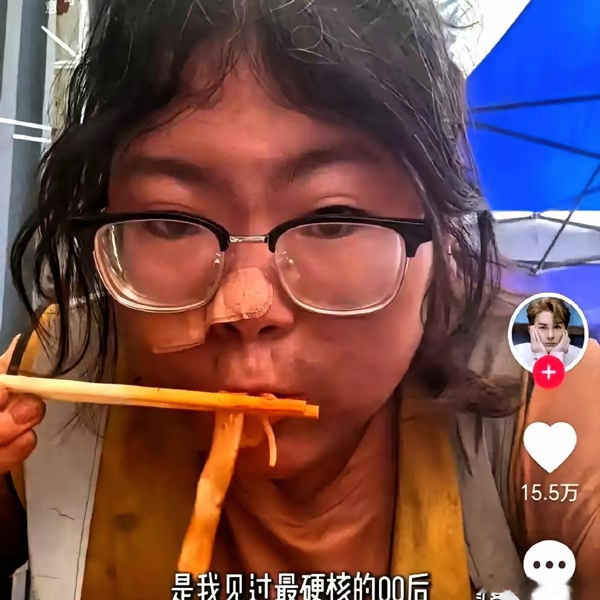 那件吴克群去西安工地探望00后钢筋女孩的事，一开始，很多人就是搬着板凳，等着看一