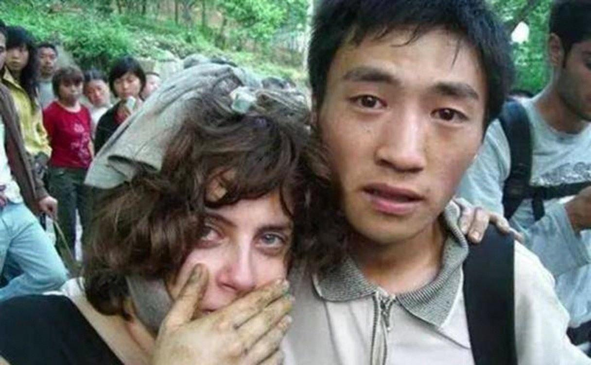 2008年汶川地震，四川小伙救下一个外国女孩，外国女孩坚持寻找他13年，在领事馆