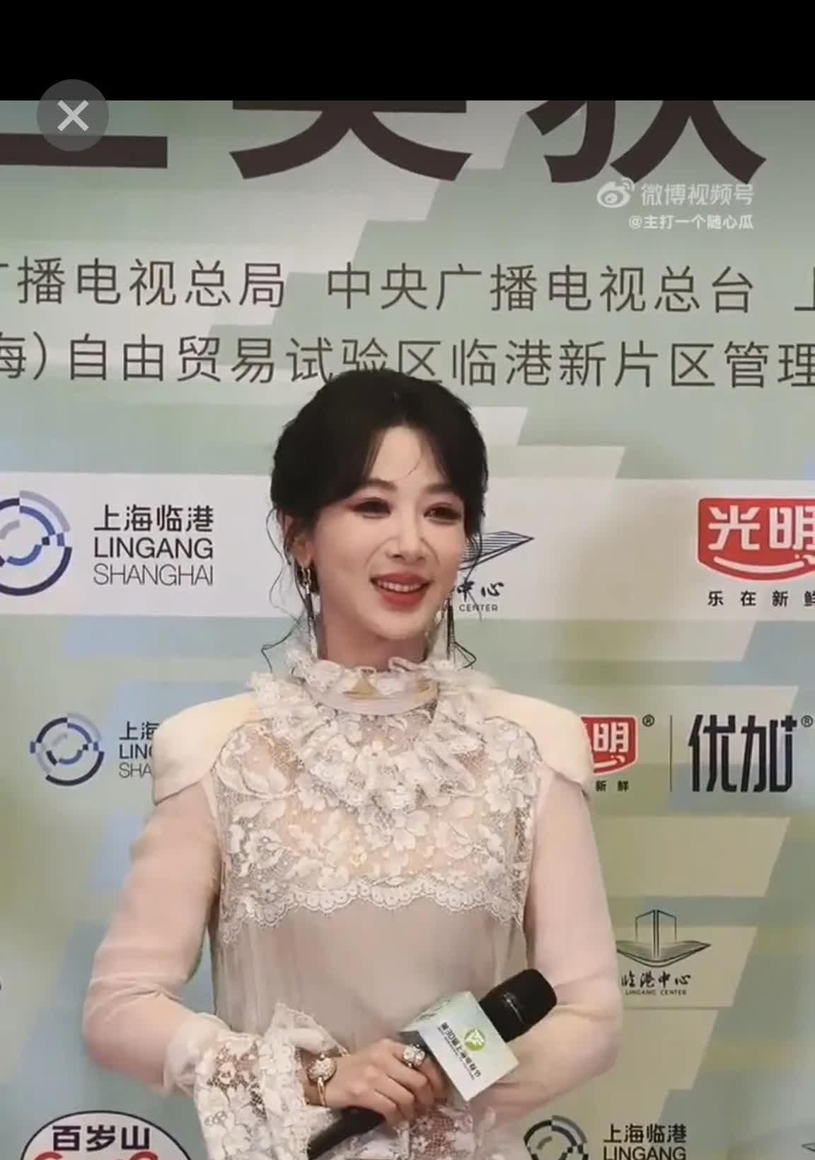 杨紫这是怎么了？这还是杨紫吗？那么深的法令纹，好像是用黑色的眼线笔在口鼻周围画了