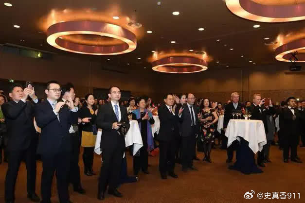 摊牌的时刻，已经到了！一夜之间，特朗普连发五道金牌，直接把“中美博弈”的遮羞布撕