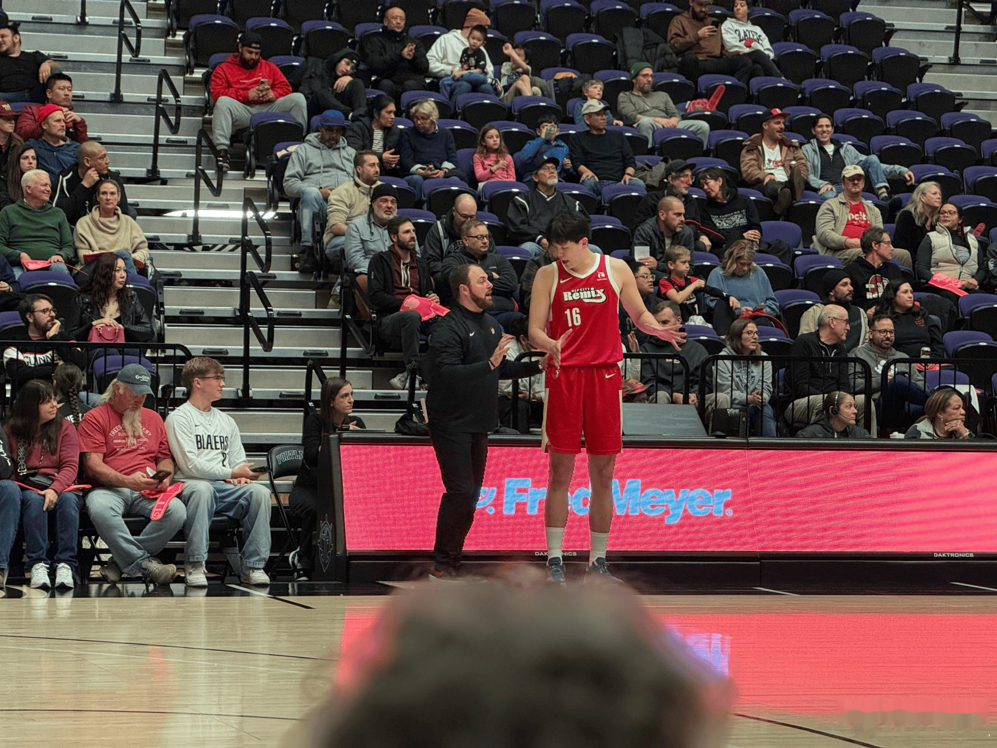 拓记: 杨瀚森凌晨一点多才睡着, 四点赶往机场回波特兰比赛