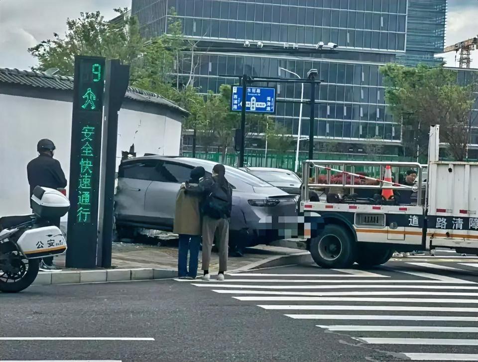昨天杭州发生的这起交通事故，真的越看越让人纳闷！谁家出了事故，车刚撞入围墙，消