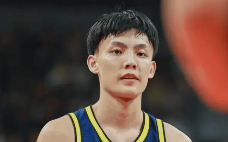 广东队超级球星徐杰终于躺赢了一场！在广东队104-76大胜四川队的比赛中，徐杰表