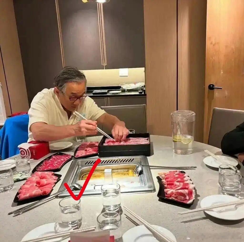 71岁成龙显老态，功夫传奇渐迟暮，果然没人敌得过岁月的侵蚀​​​