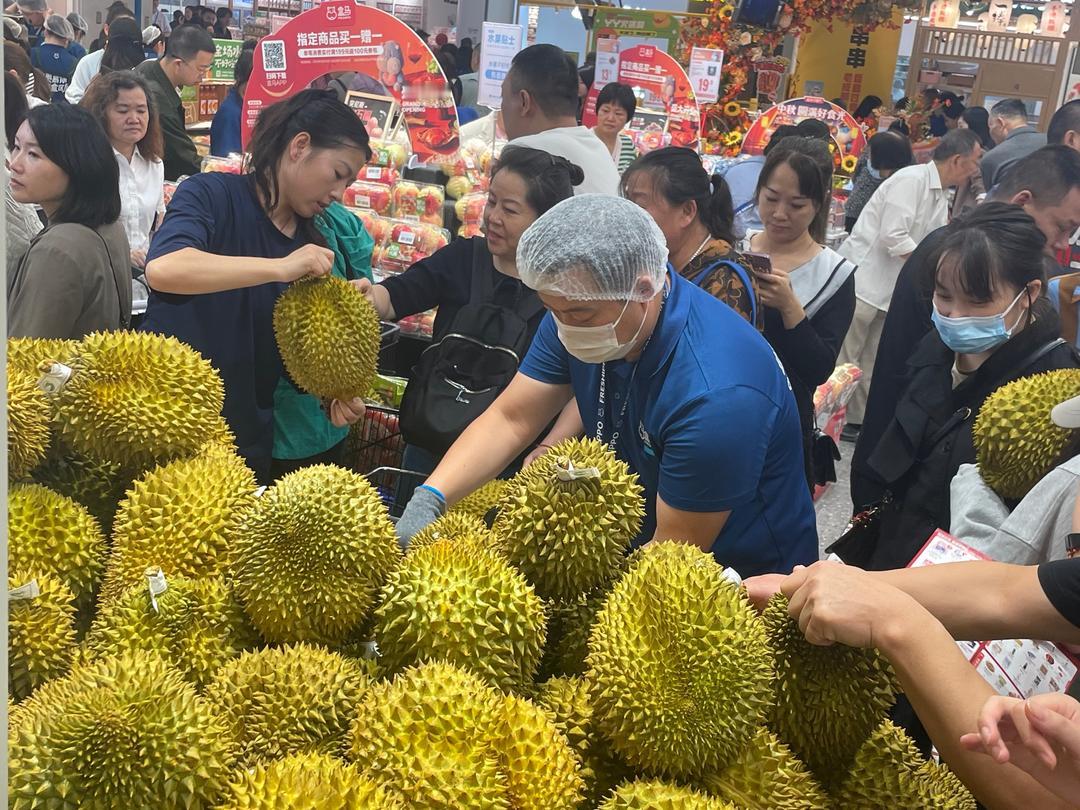 “赚中国人钱还毒害中国人？可谁能料到，泰国榴莲这事越挖越吓人，这泰国榴莲里竟藏着