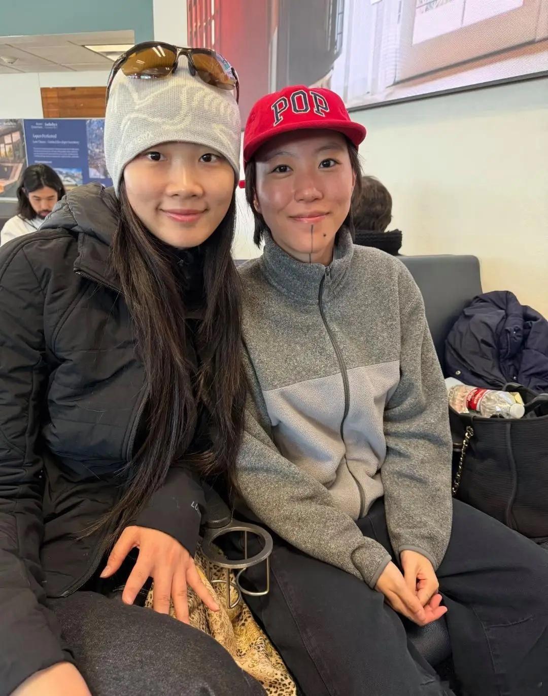 王菲29岁大女儿窦靖童在美国旅游被偶遇，她留着一头短发，中性打扮，下巴有一条纹身