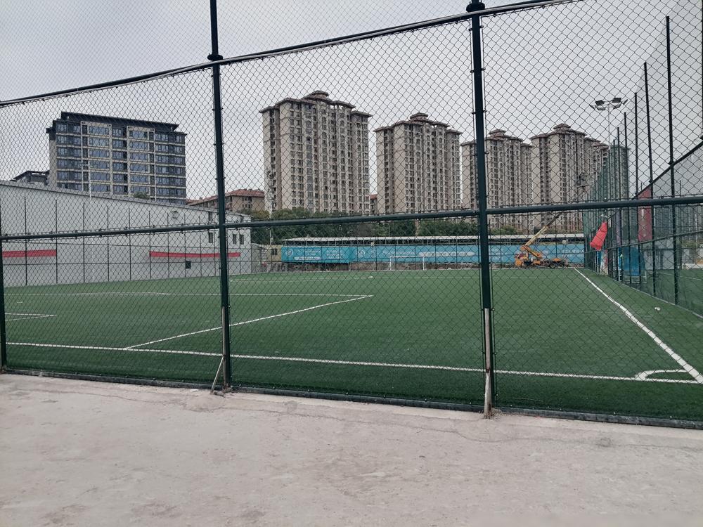 你半夜站在蔡家的阳台上往下看，嘉陵江边昨晚突然亮起几万瓦的白光射灯。别急着拉窗帘