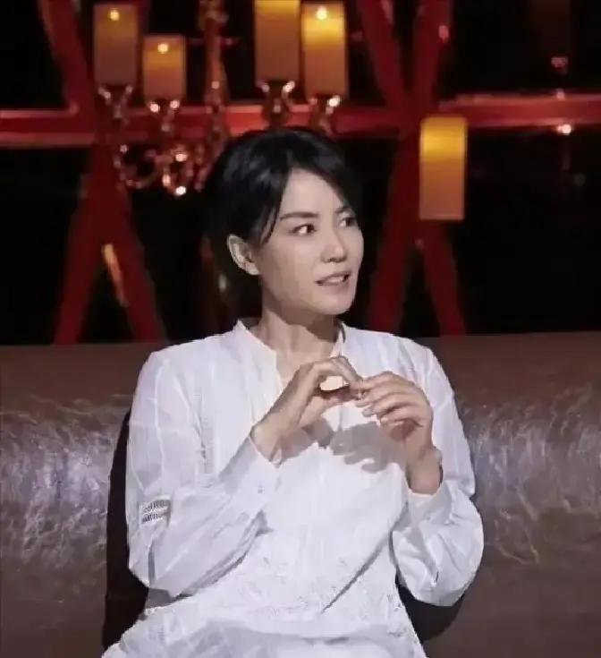 天后王菲的"钞能力"有多绝？1997年拿着6000万签约金，别人都在买豪车珠宝，