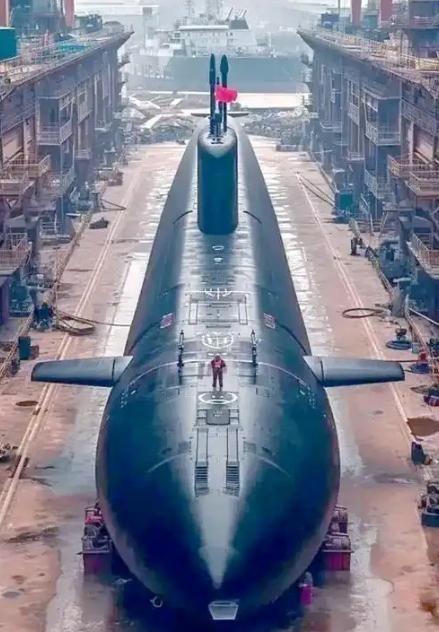 中国095核潜艇亮相渤海湾，美称吨位远超093型，X方向舵令人恐惧！095型
