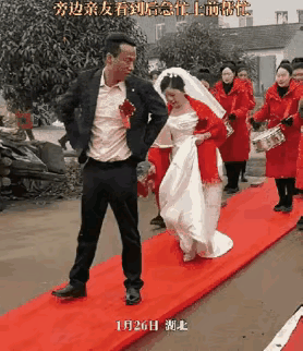 这新郎太冷漠了。婚礼现场，新娘穿着婚纱一步一趋地紧跟新郎，长长的婚纱裹住了新娘