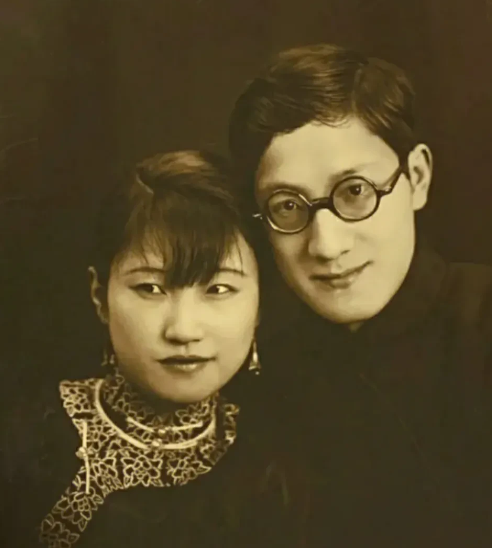 1931年，徐志摩空难后，额头撞出一个深洞，左胳膊左腿都掉了。父亲徐申如用黄金给